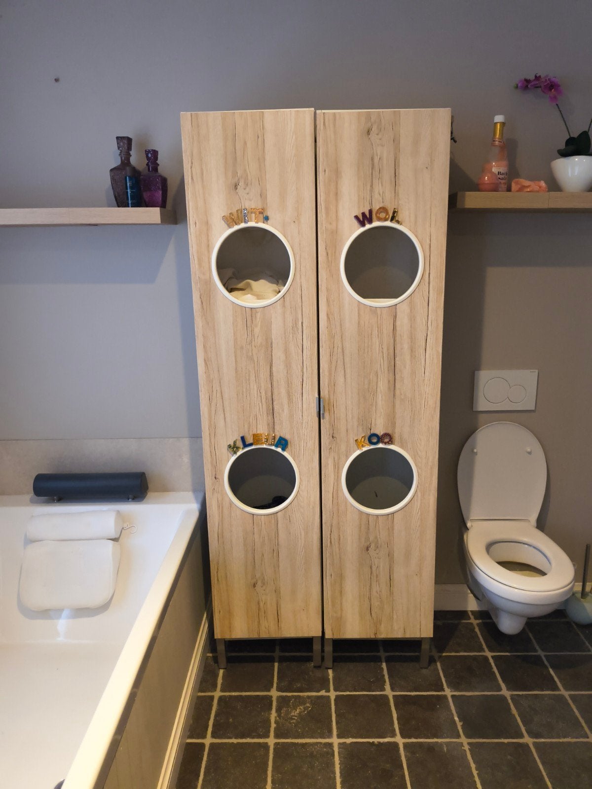 kast voor vuile was, Huis en Inrichting, Badkamer | Badkamermeubels, Ophalen, (Half)hoge kast, Minder dan 50 cm, Gebruikt