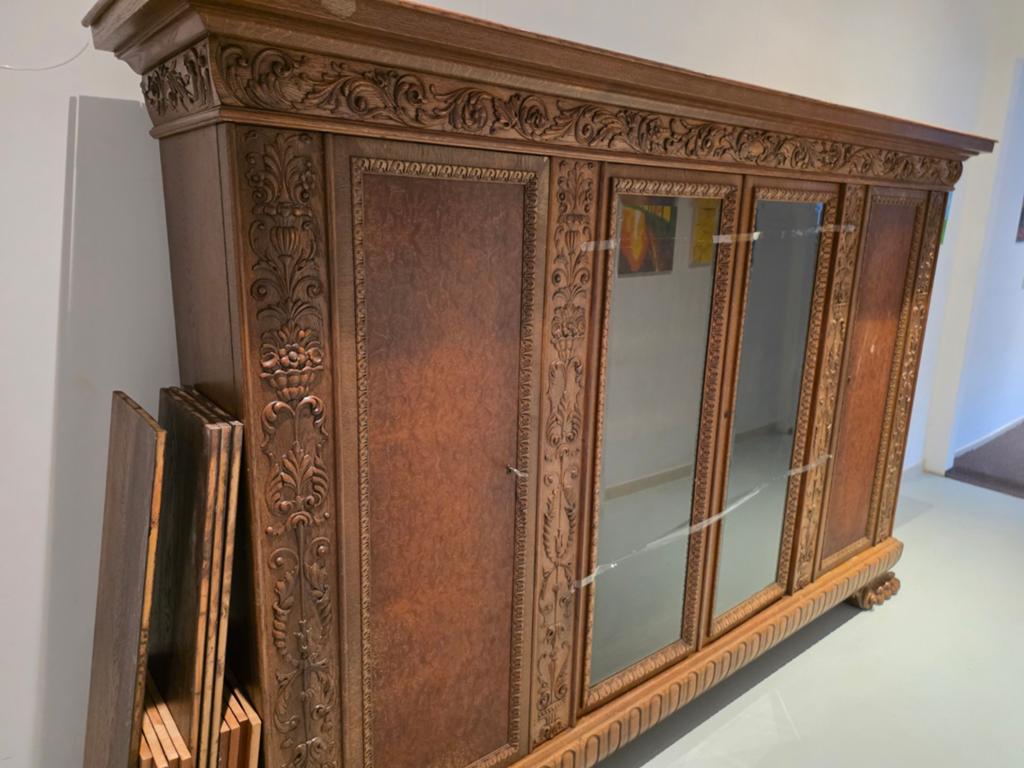 Armoire bois massif neo-Renaissance, Enlèvement