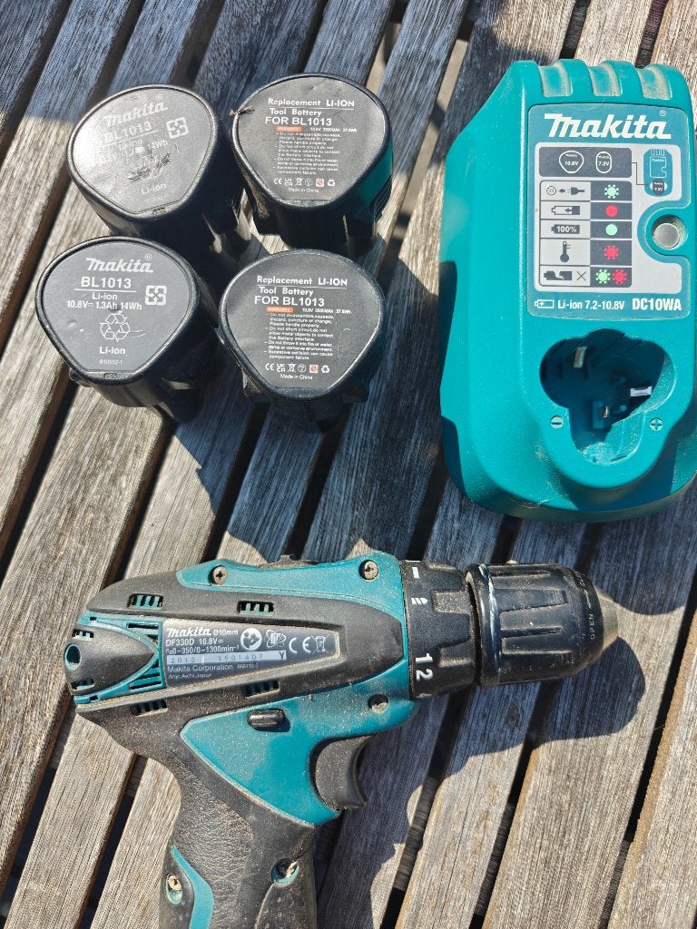 Makita 10.8V batterijen + lader, Ophalen, Gebruikt