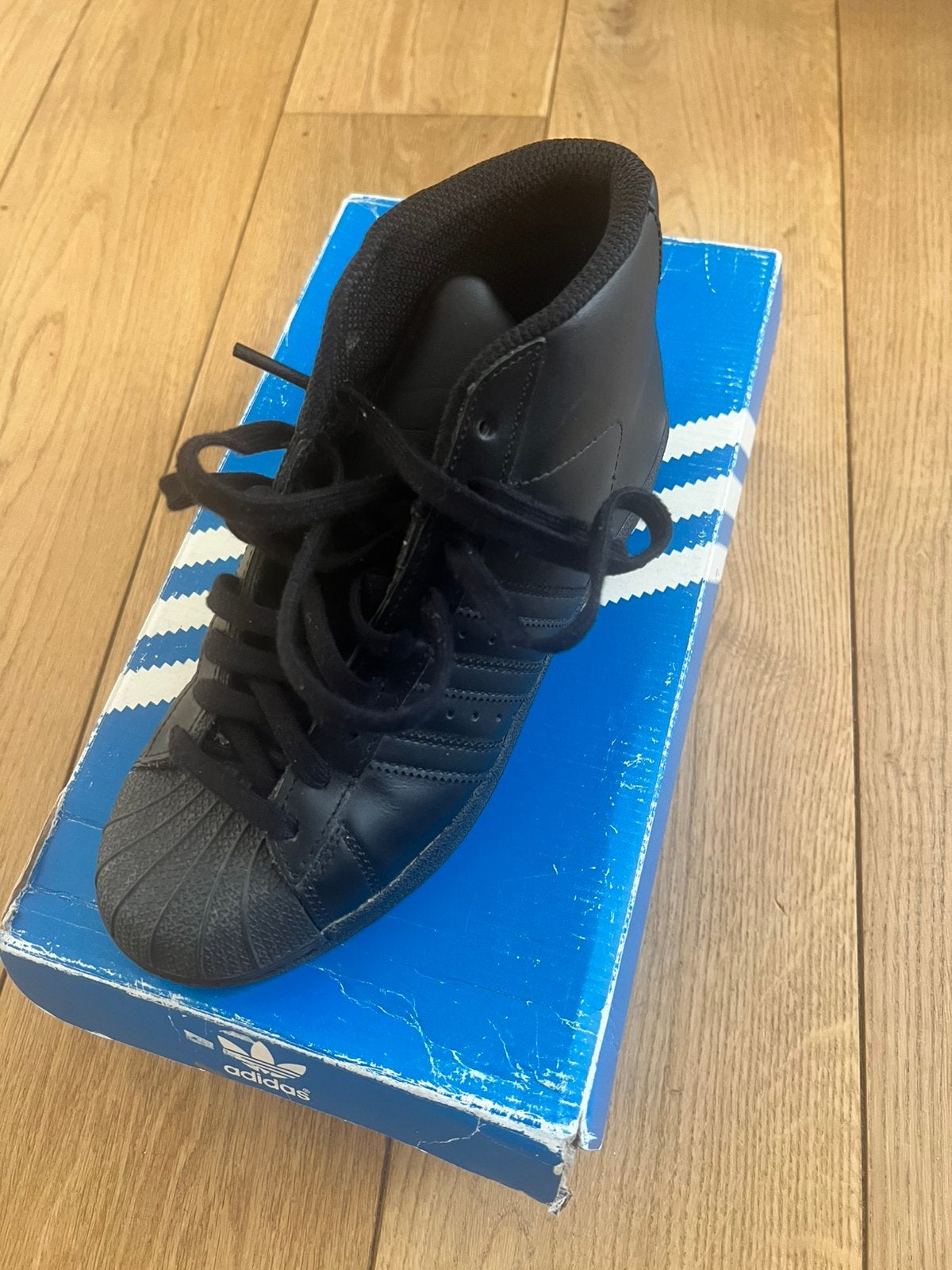 Adidas sneakers, Sport en Fitness, Voetbal, Ophalen of Verzenden, Zo goed als nieuw