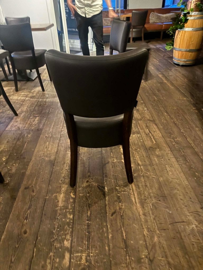 48 stoelen + 8 barkrukken – gratis af te halen (alles samen), Maison & Meubles, Chaises, Utilisé, Cinq, Six Chaises ou plus, Bois
