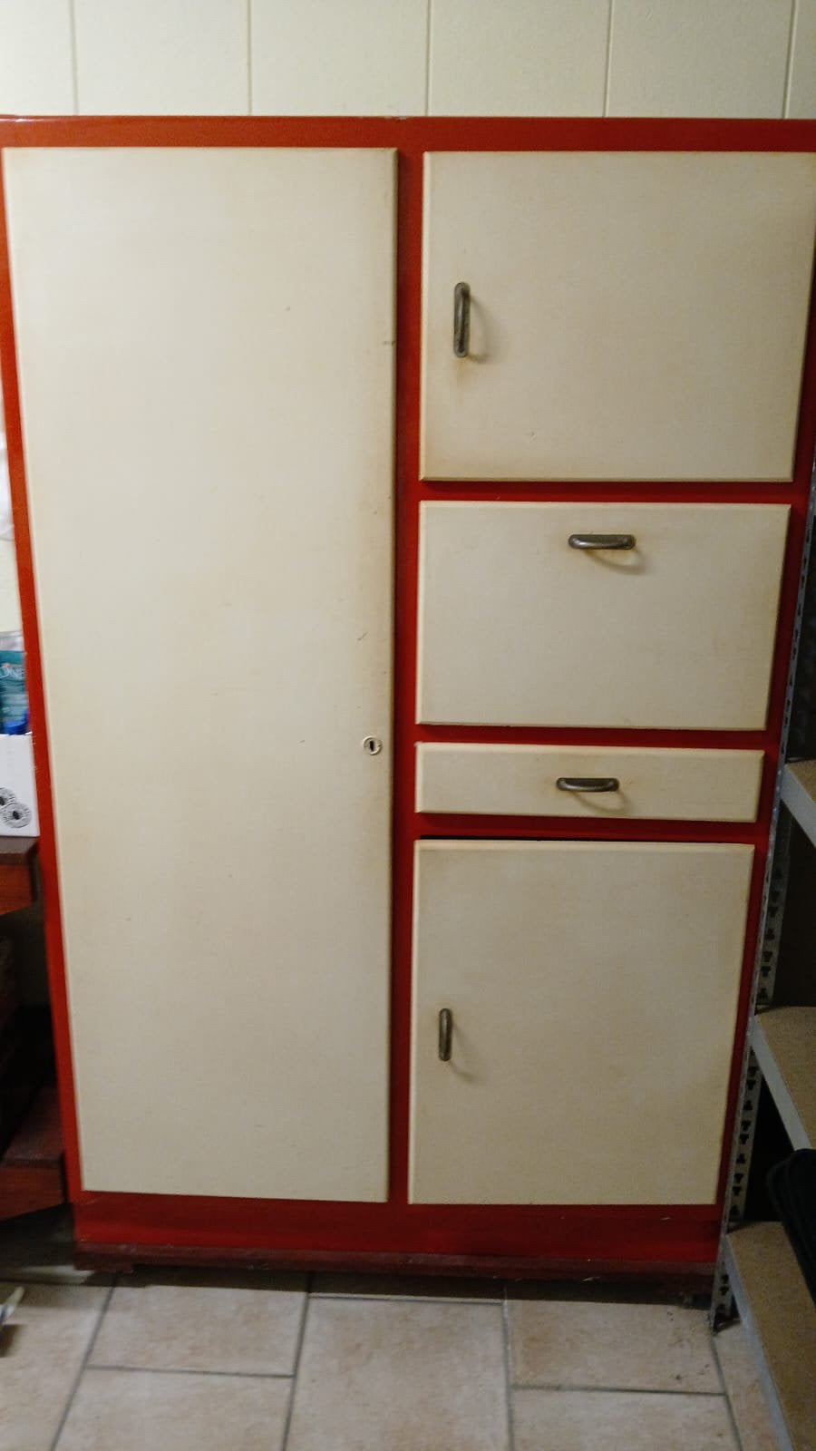 Retro kast gratis, Huis en Inrichting, Kasten | Roldeurkasten en Archiefkasten, Ophalen, Zo goed als nieuw