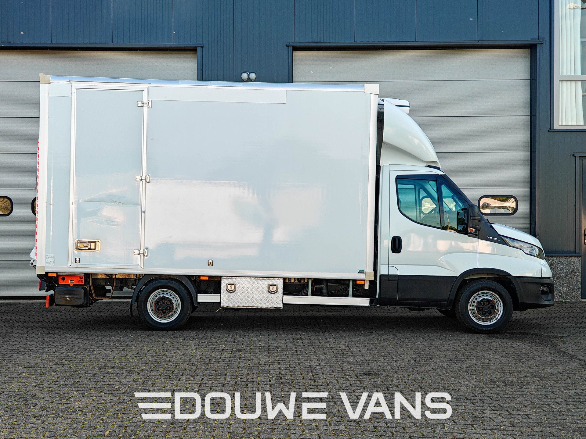 Iveco 35-160 Daily 35-160 2.3 Koelwagen Airco Laadklep DAB G, Auto's, Bestelwagens en Lichte vracht, Gebruikt, Zwart, Iveco, Wit