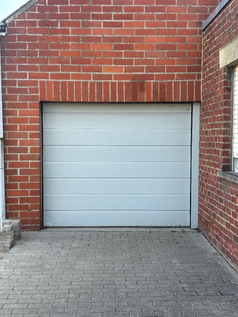 Sectionale poort met motor en afstandsbedieningen, Doe-het-zelf en Bouw, Ophalen, 120 cm of meer, Minder dan 200 cm, Garagedeur
