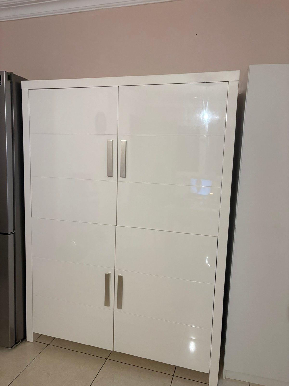 Witte kast, Huis en Inrichting, Kasten | Roldeurkasten en Archiefkasten, Ophalen, Zo goed als nieuw