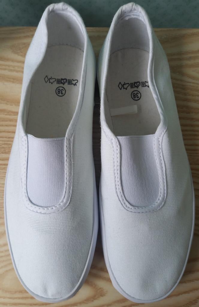 Witte turnpantoffels maat 38 NIEUW, Ophalen of Verzenden, Nieuw, Wit, Turnschoenen