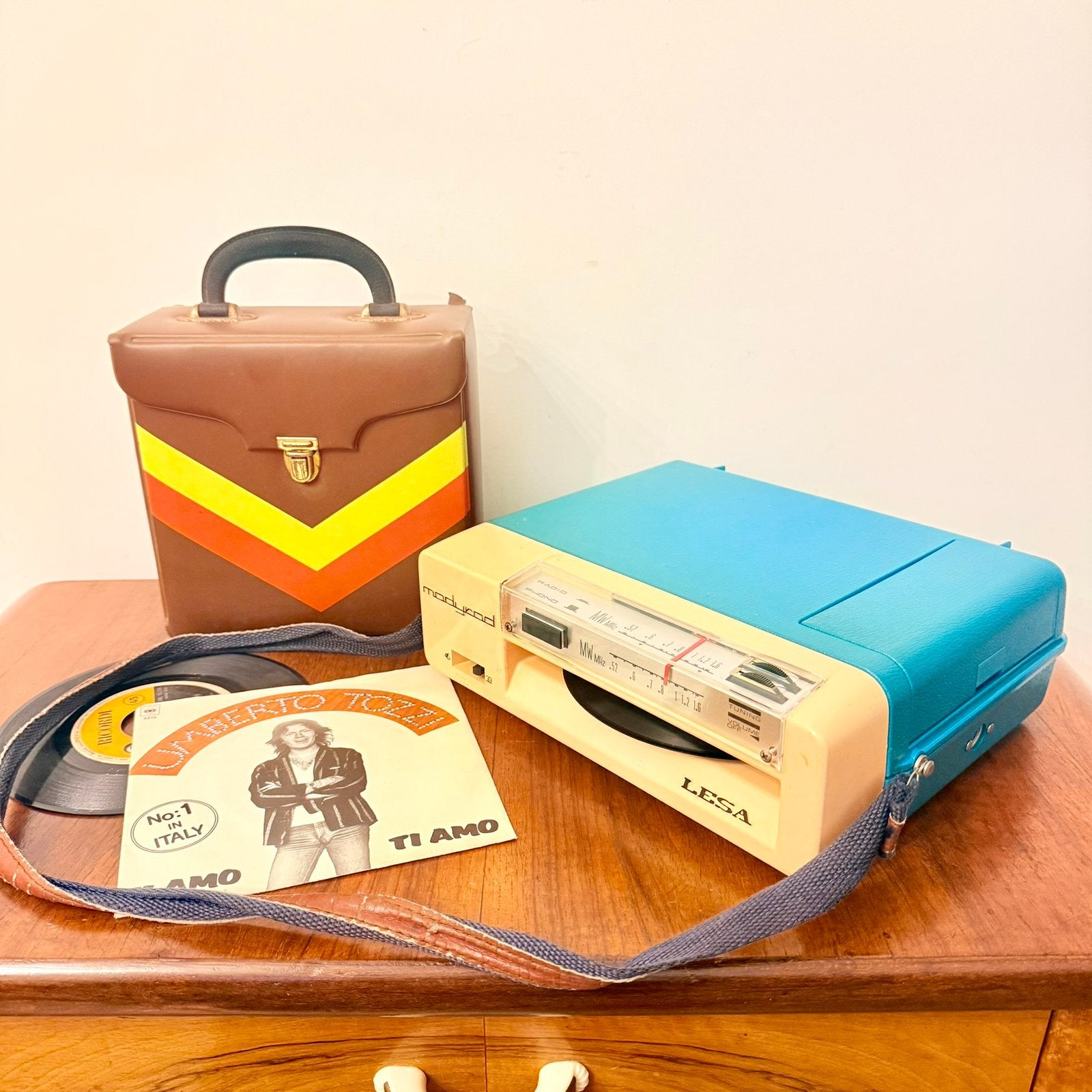 TOURNE-DISQUE PORTABLE VINTAGE AVEC DISQUES RADIO LESA, Envoi, Comme neuf, Tourne-disque