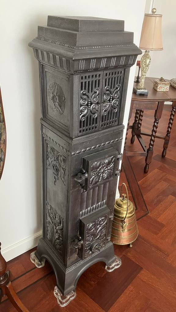 Antieke gietijzeren kachel met Kroon en F Decoratie, Huis en Inrichting, Kachels, Ophalen, Zo goed als nieuw, Houtkachel