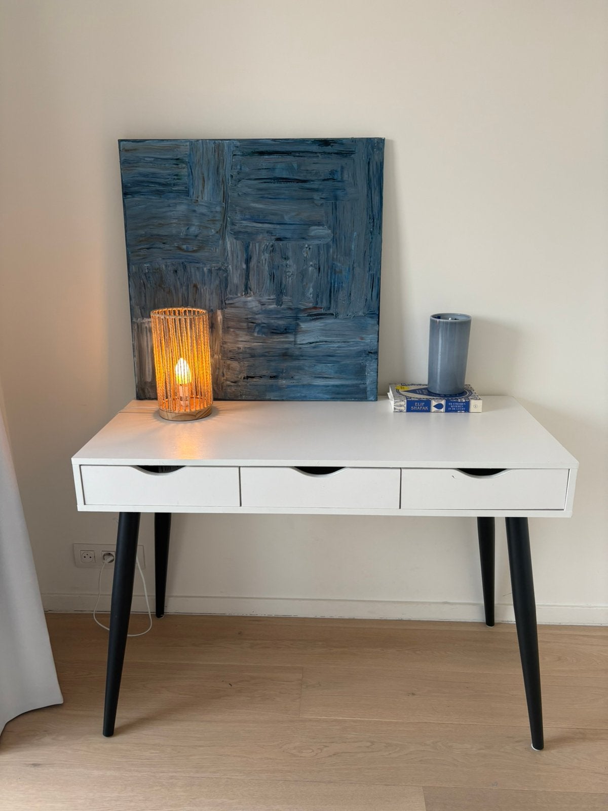 Mooi wit bureau Montijo met 3 lades en zwarte poten, Huis en Inrichting, Ophalen, Zo goed als nieuw