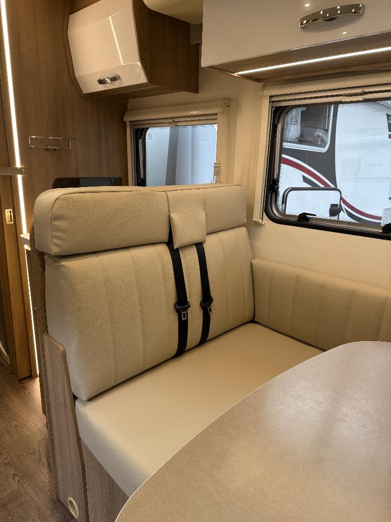 RollerTeam | Twinbedden + Hefbed | Ruime garage, Caravans en Kamperen, Overige merken, Ford, 7 tot 8 meter, Bedrijf