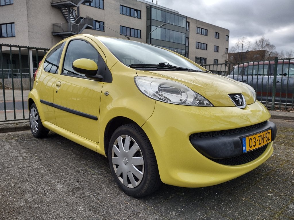 Peugeot 107 bouwjaar 2008 165.000km APK tot maart 2027, Auto's, Voorwielaandrijving, Stof, 50 kW, Geel