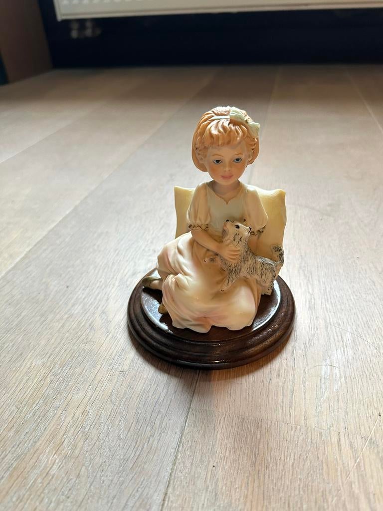 Beeldje meisje wat dier vast houdt, Ophalen of Verzenden, Zo goed als nieuw