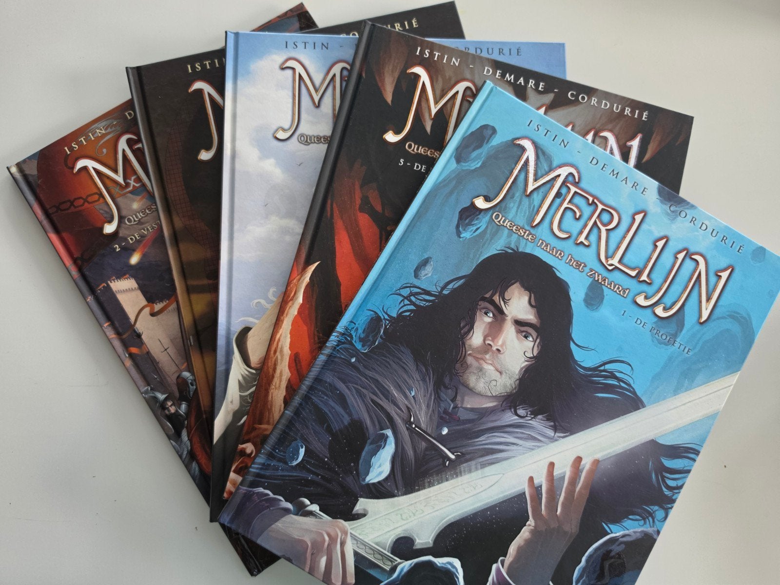 Merlijn – Queeste naar het zwaard 1 t/m 5 – complete reeks m, Boeken, Stripverhalen, Ophalen