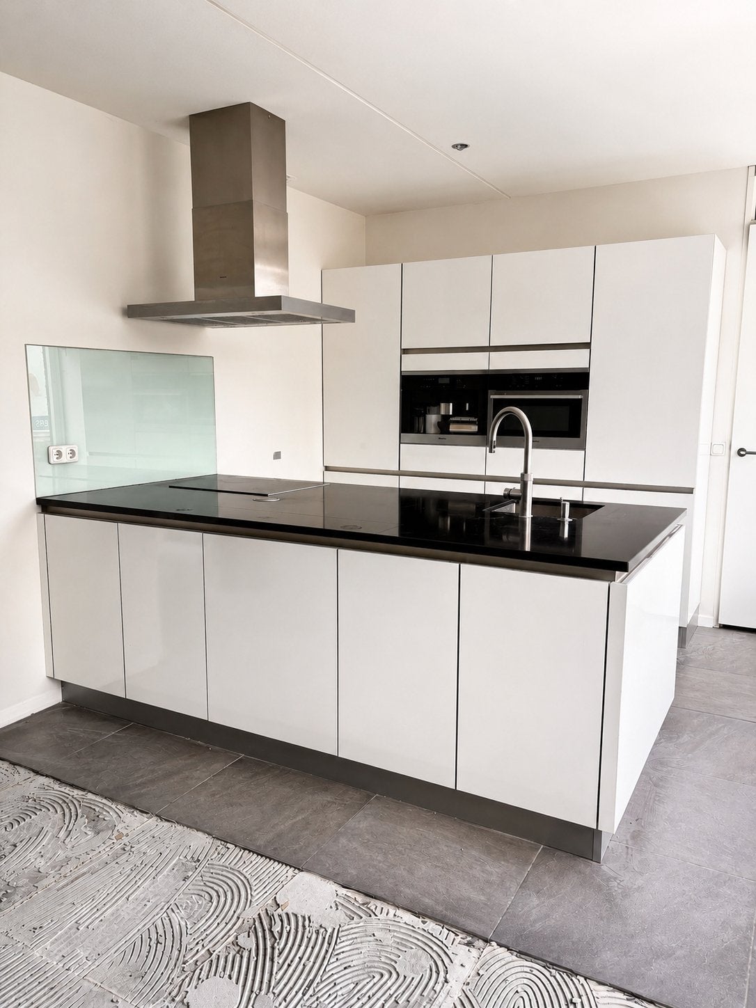 Volledig uitgerust kookeiland, Huis en Inrichting, Keuken | Complete keukens, Zo goed als nieuw, Wit, Composiet, Greeploos, Met kookeiland