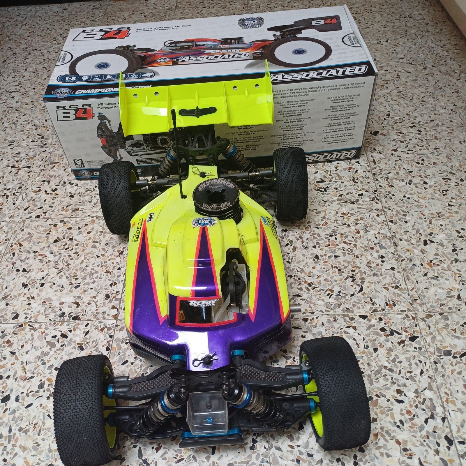 RC8 B4 version thermique, Hobby & Loisirs créatifs, Modélisme | Radiocommandé & Téléguidé | Voitures, Enlèvement