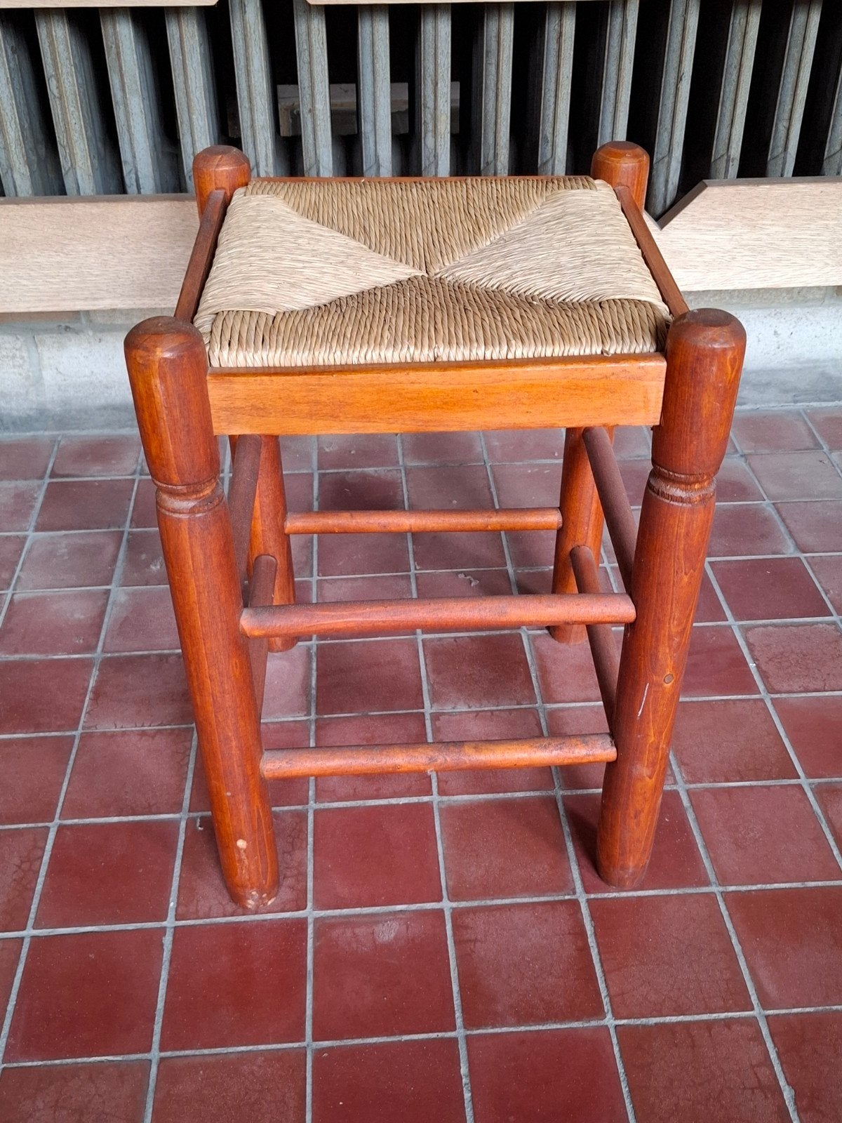 Petit tabouret rustique en bois massif et assise paillée, Antiquités & Art, Antiquités | Autres Antiquités, Enlèvement