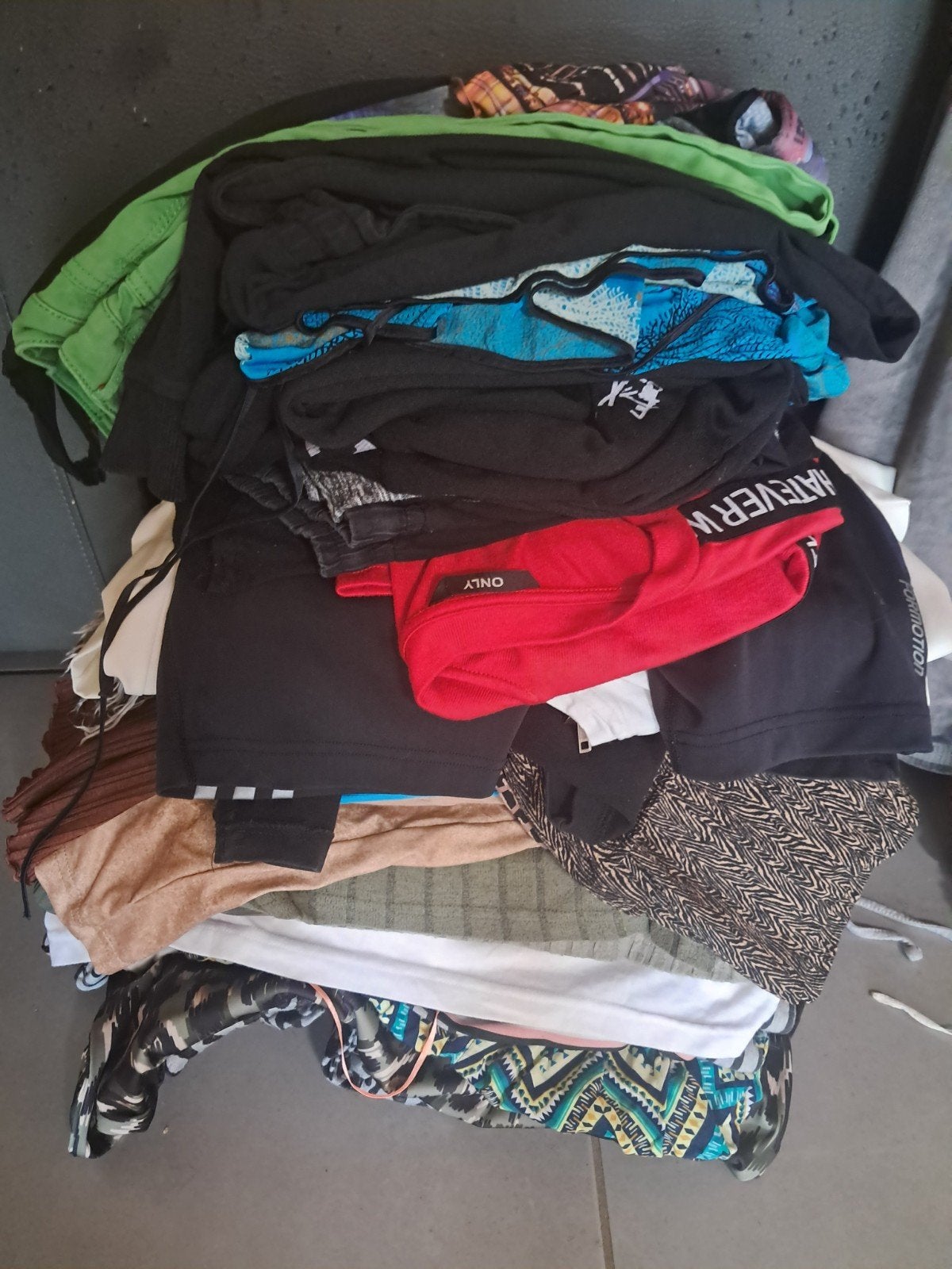 15 boîtes de vêtements et accessoires, dont beaucoup, en trè, Enlèvement, Comme neuf, Taille 38/40 (M)