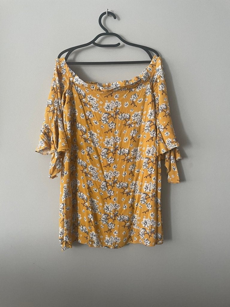 OVERSIZED GEELWITTE BLOEMENJURK MET BARDOT OF RONDE HALS M, Kleding | Dames, Jurken, MISSGUIDED, Ophalen of Verzenden, Zo goed als nieuw