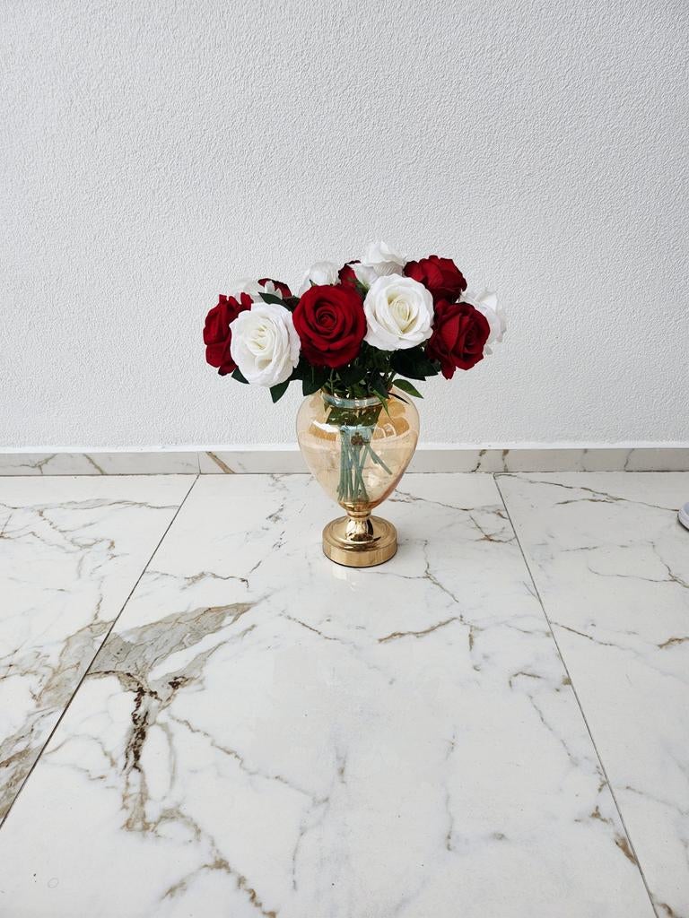 Vase avec des roses artificielles