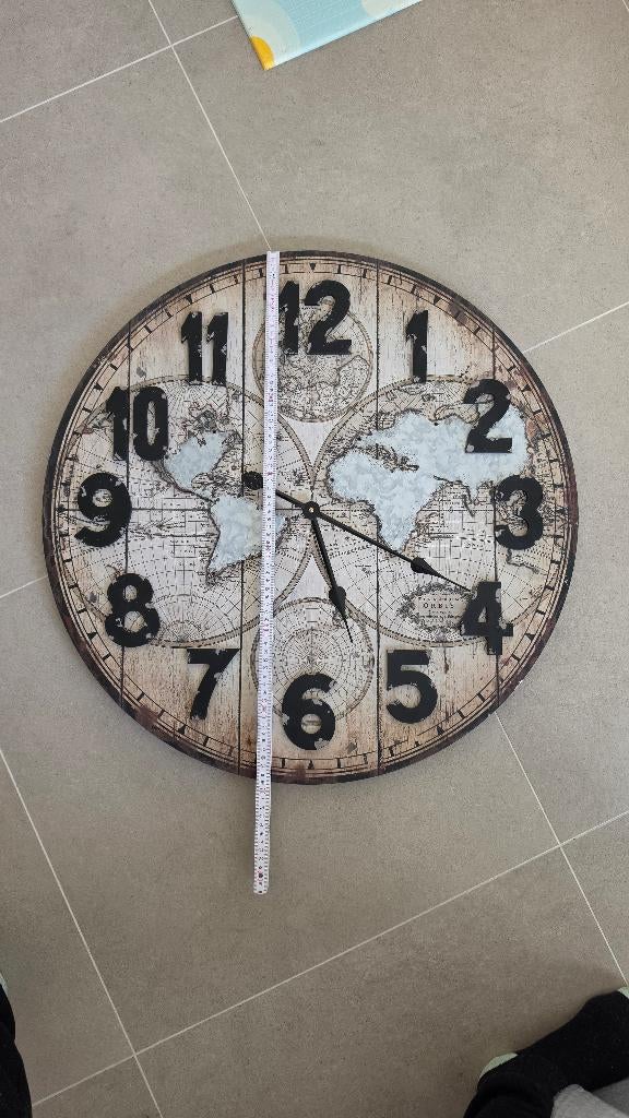 Grote wandklok wereldkaart vintage look, Huis en Inrichting, Woonaccessoires | Klokken, Ophalen, Zo goed als nieuw, Analoog, Wandklok