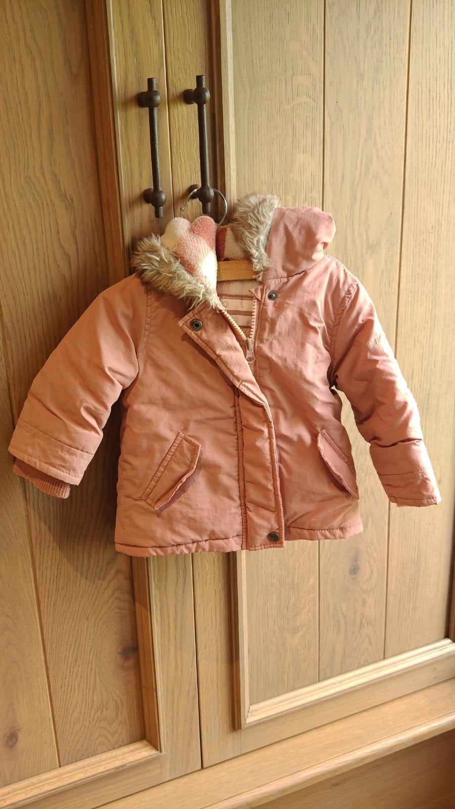 Veste d'hiver rose avec col en fourrure et gants Zeeman tail, Enfants & Bébés, Zeeman, Enlèvement ou Envoi, Comme neuf, Fille