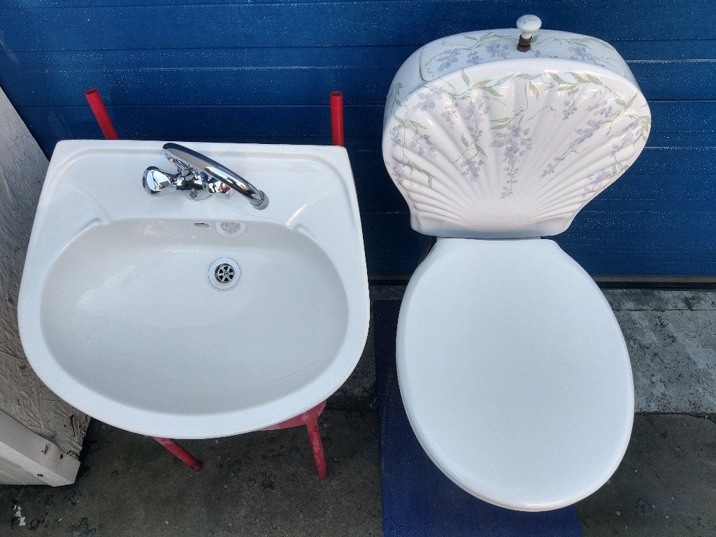 Porselein toilet art deco Wc + gratis lavabo isalux 60 withe, Antiek en Kunst, Ophalen