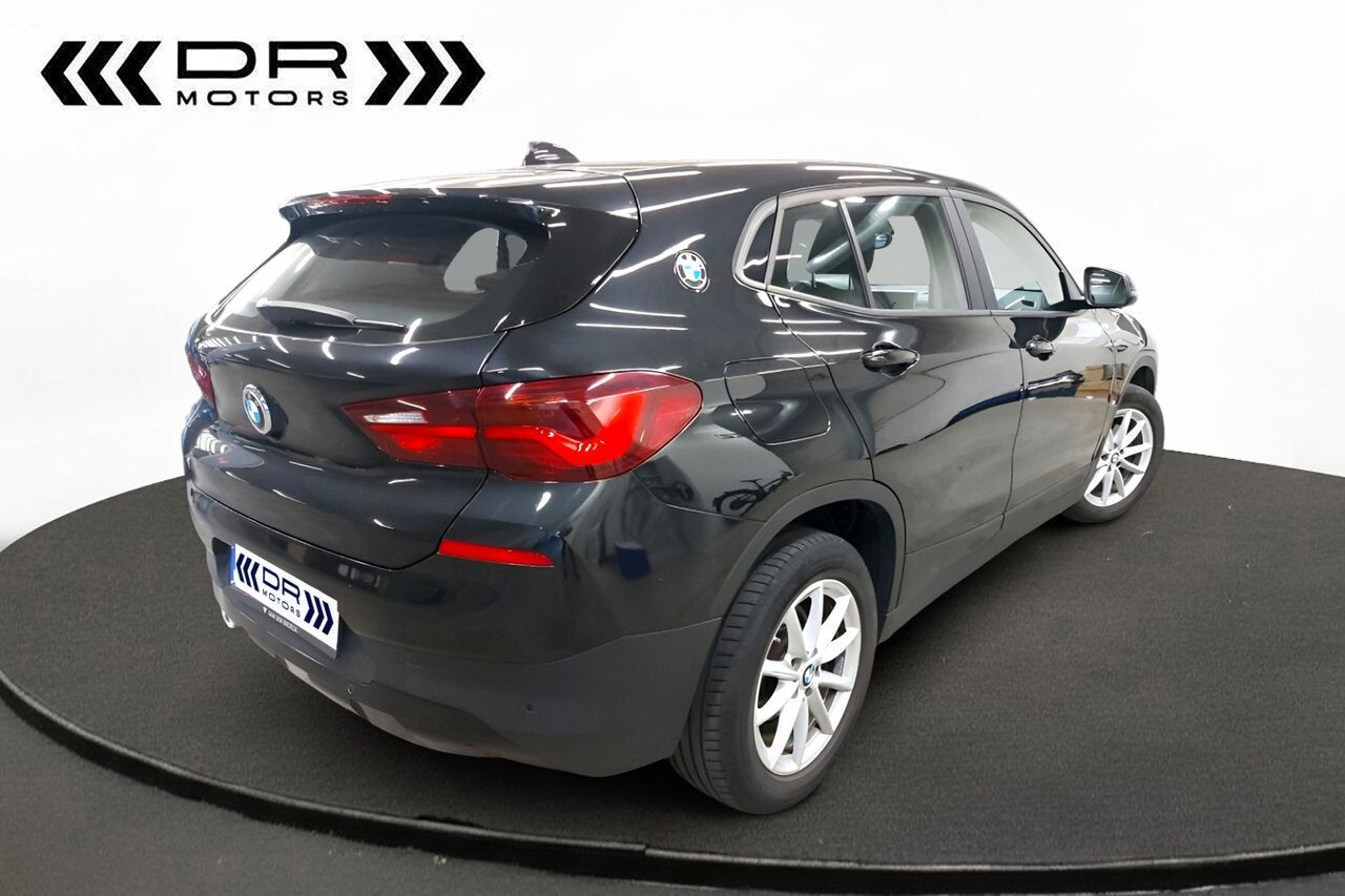 BMW X2 sDrive 18iA - CRUISE - LEDER - CAMERA, X2, 4 cilinders, Bedrijf, 5 zetels