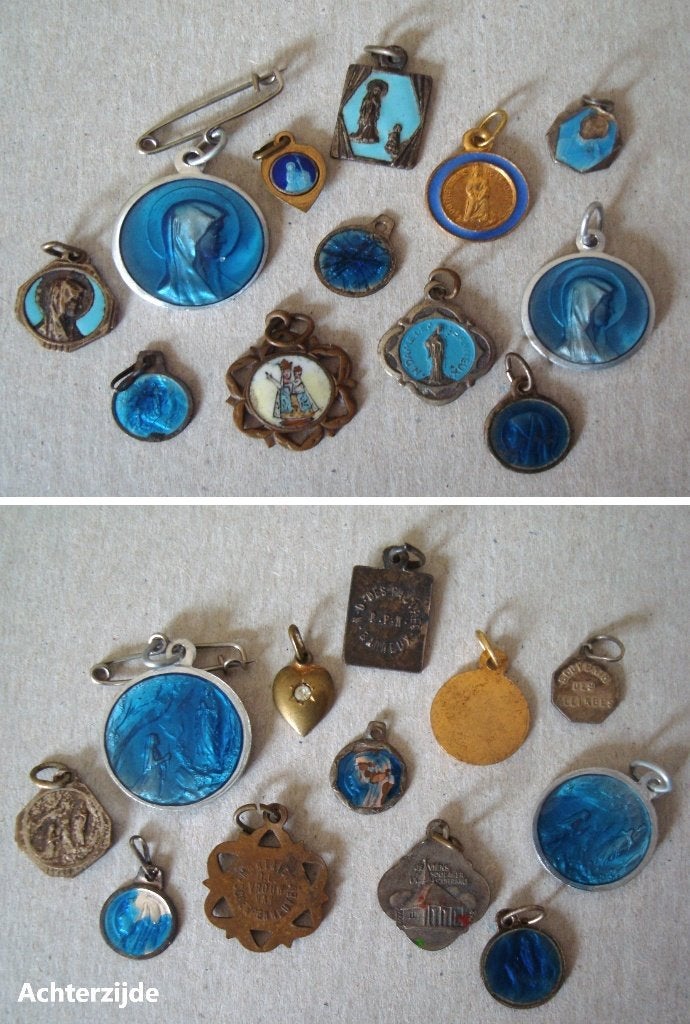 Lot van 12 blauw geëmailleerde christelijke medailletjes, Verzamelen, Religie, Verzenden, Gebruikt, Overige typen, Christendom | Katholiek