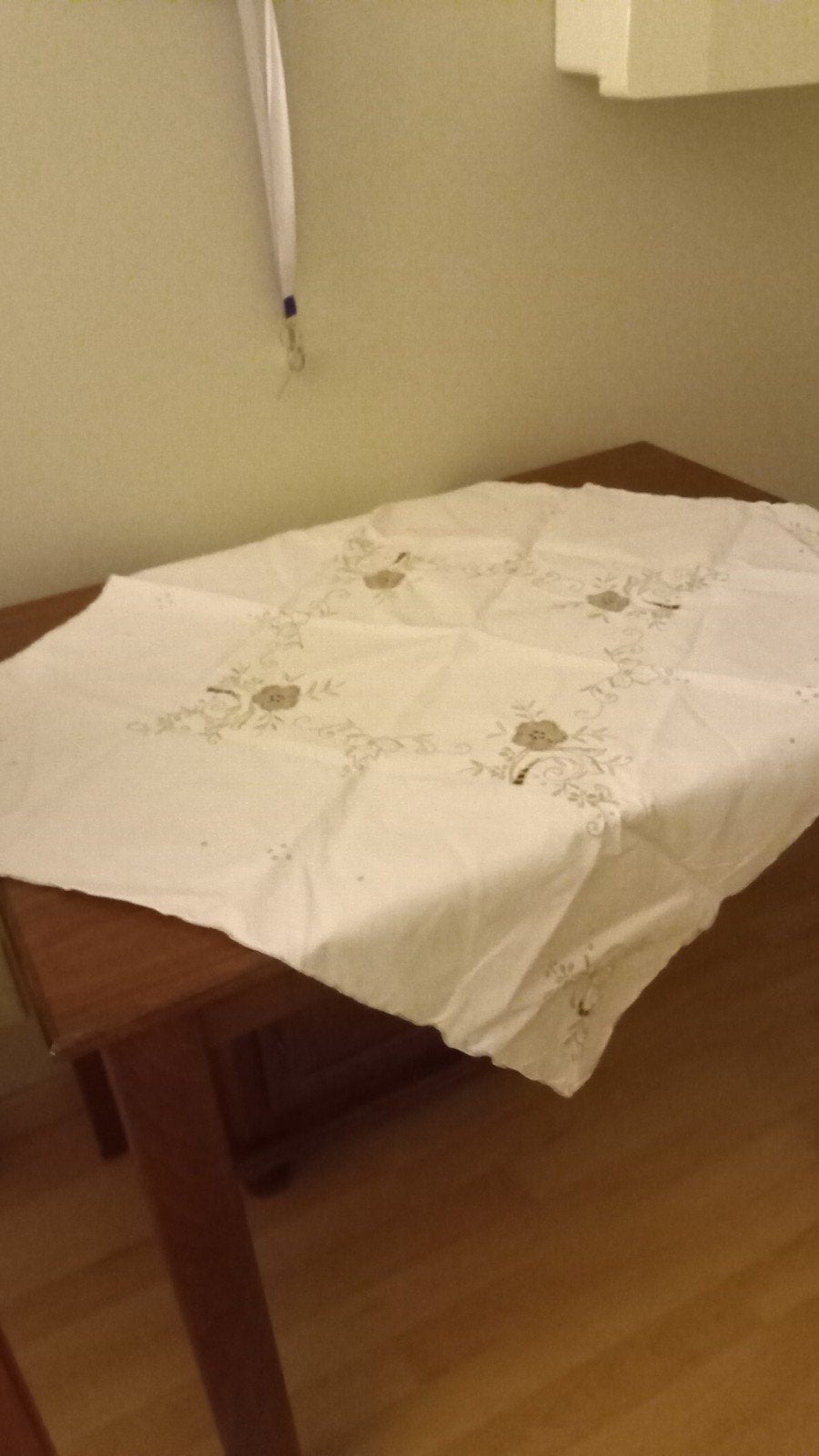 Met 2 tafelkleden met geborduurde bloemen, Huis en Inrichting, Tafelkleden, Vierkant, Ophalen of Verzenden, Zo goed als nieuw