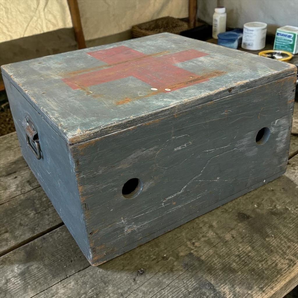 Vintage grijze houten kist met rood kruis 'EHBO', Huis en Inrichting, Woonaccessoires | Kisten, Verzenden, Gebruikt