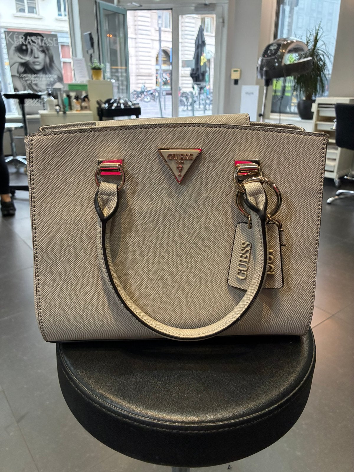 Sac beige GUESS(neuf), Bijoux, Sacs & Beauté, Sacs | Sacs Femme, Enlèvement, Neuf, Beige, Sac à bandoulière