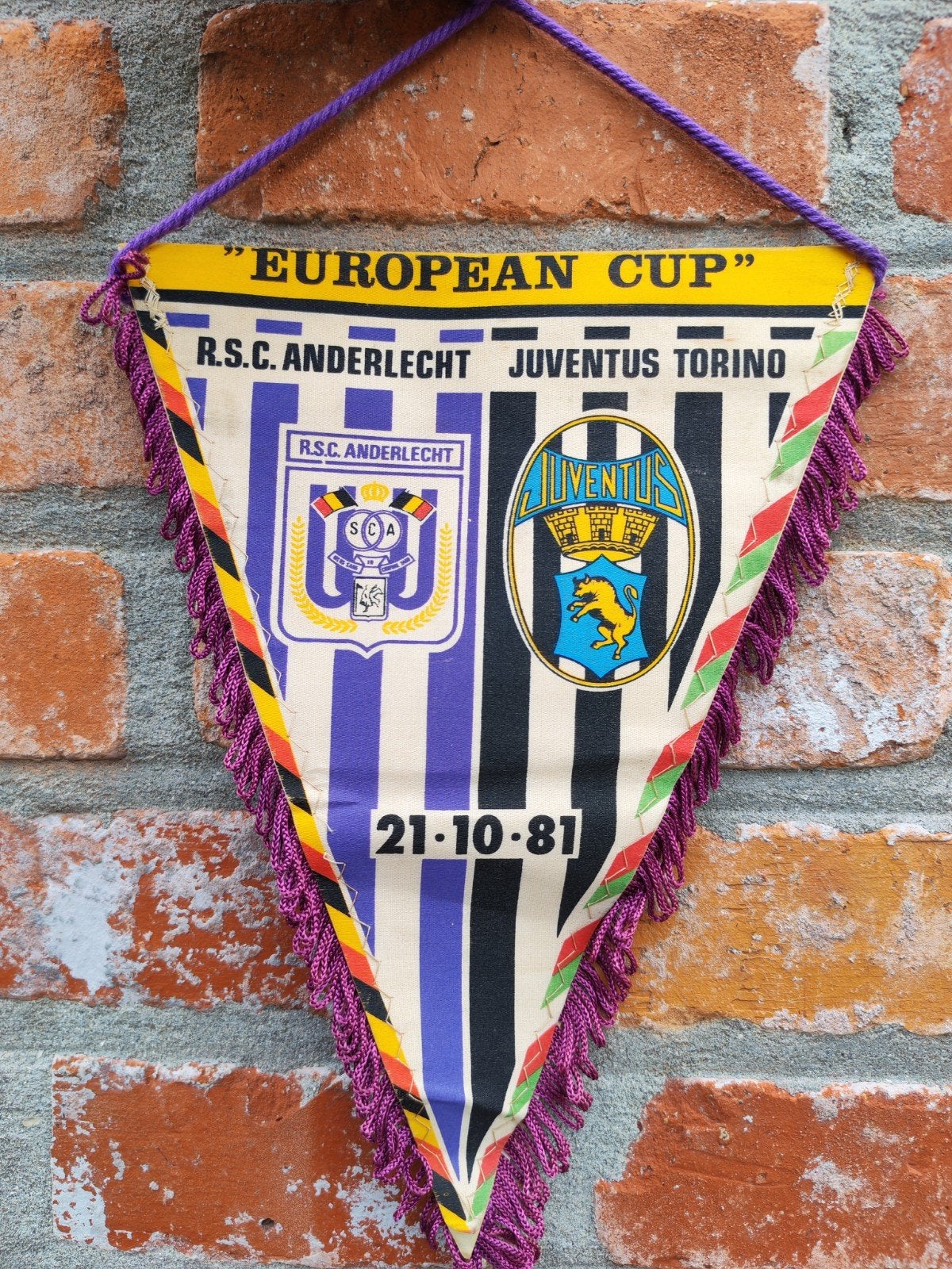 RSC Anderlecht juventus 1981 Europa Cup

Fanion vaantje, Verzamelen, Ophalen of Verzenden
