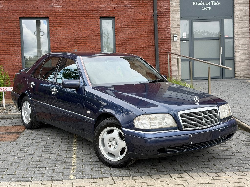 ( Ancêtre ) Mercedes C180 (1995) 167.890Km (état à voir), 90 kW, Achat, 4 portes, Entretenue par le concessionnaire