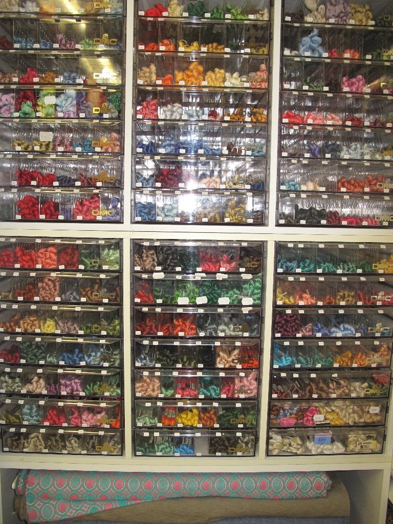 Kasten met DMC garen, Ophalen, Nieuw, Handborduren, Borduurgaren of Zijde