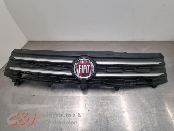 Calandre d'un Fiat Talento, -, 3 mois de garantie, Utilisé, Fiat