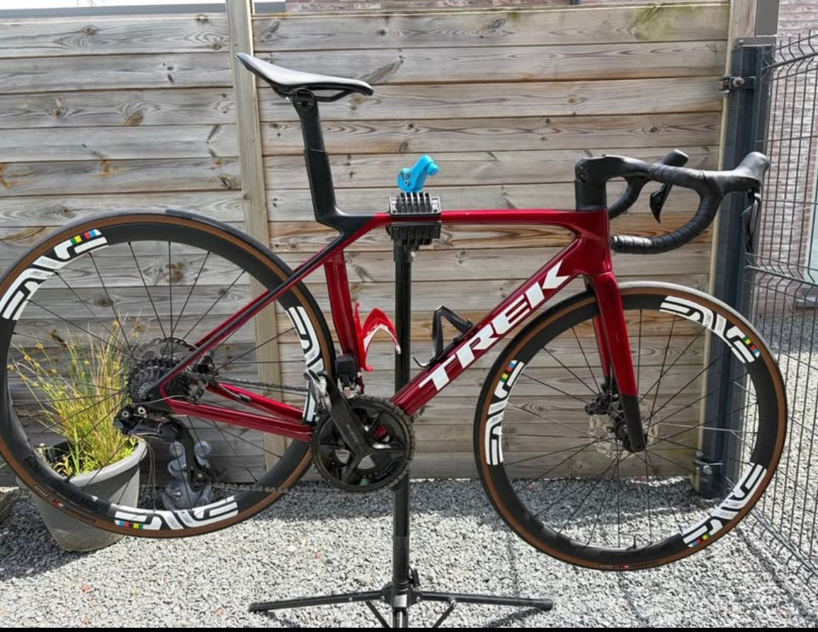 Trek Madone SL 6M Crimson 8E GEN+ • Trek Aero-hanger, Ophalen, Zo goed als nieuw