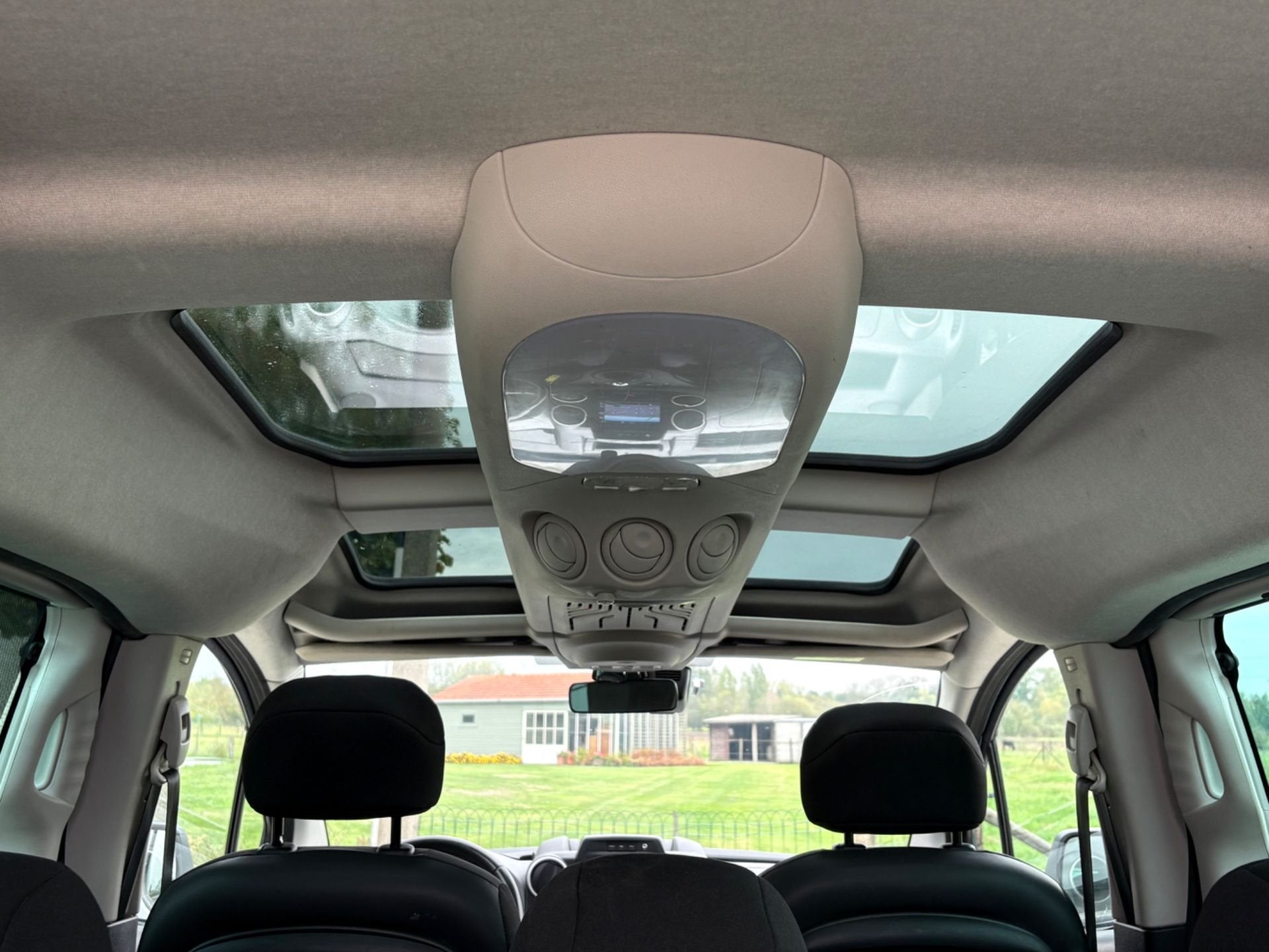 Peugeot Partner 1.2benzine Navi Camera Pano Carplay, Auto's, Voorwielaandrijving, Gebruikt, Euro 6, 1199 cc