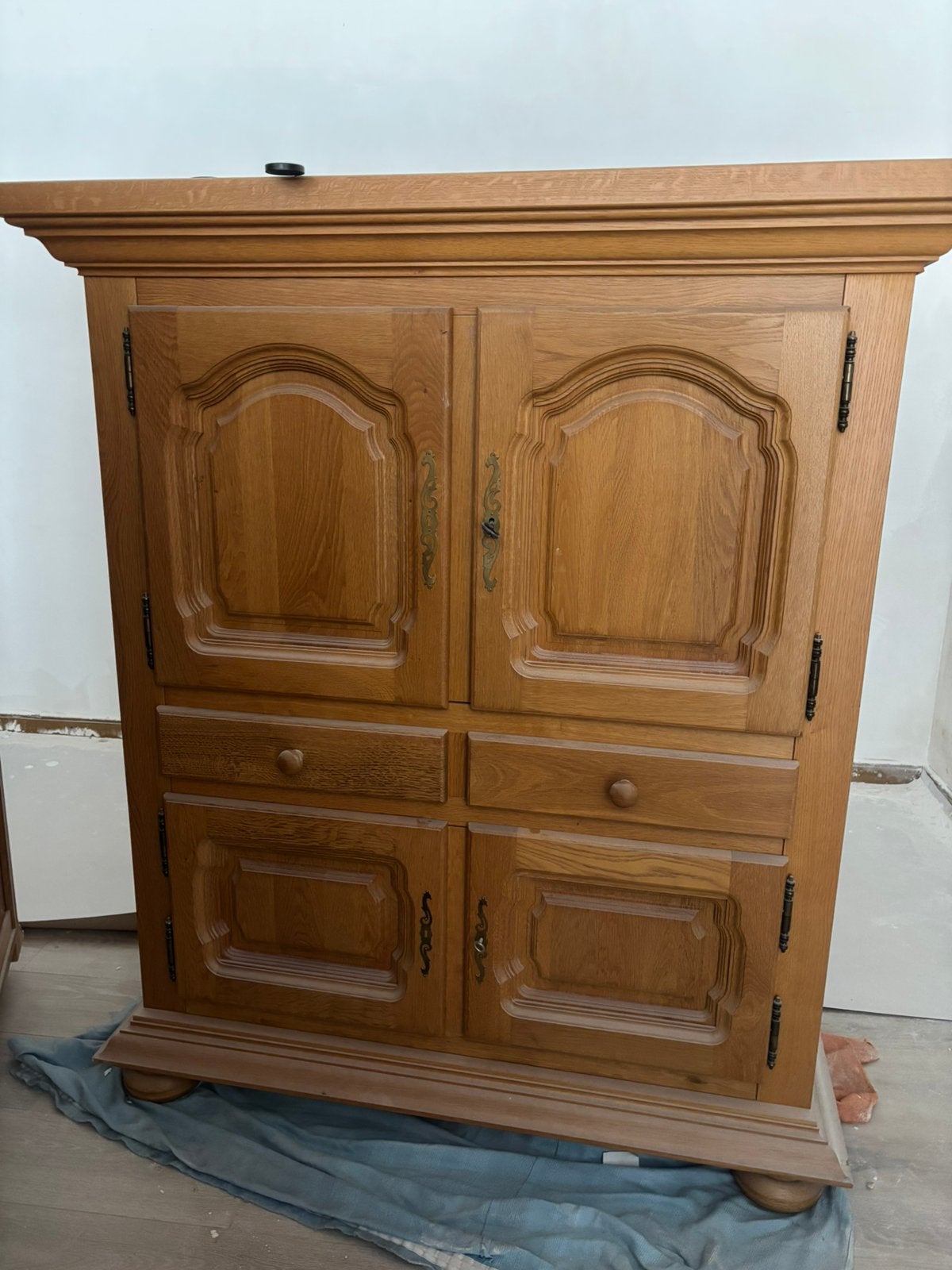 Armoire en chêne massif, Enlèvement