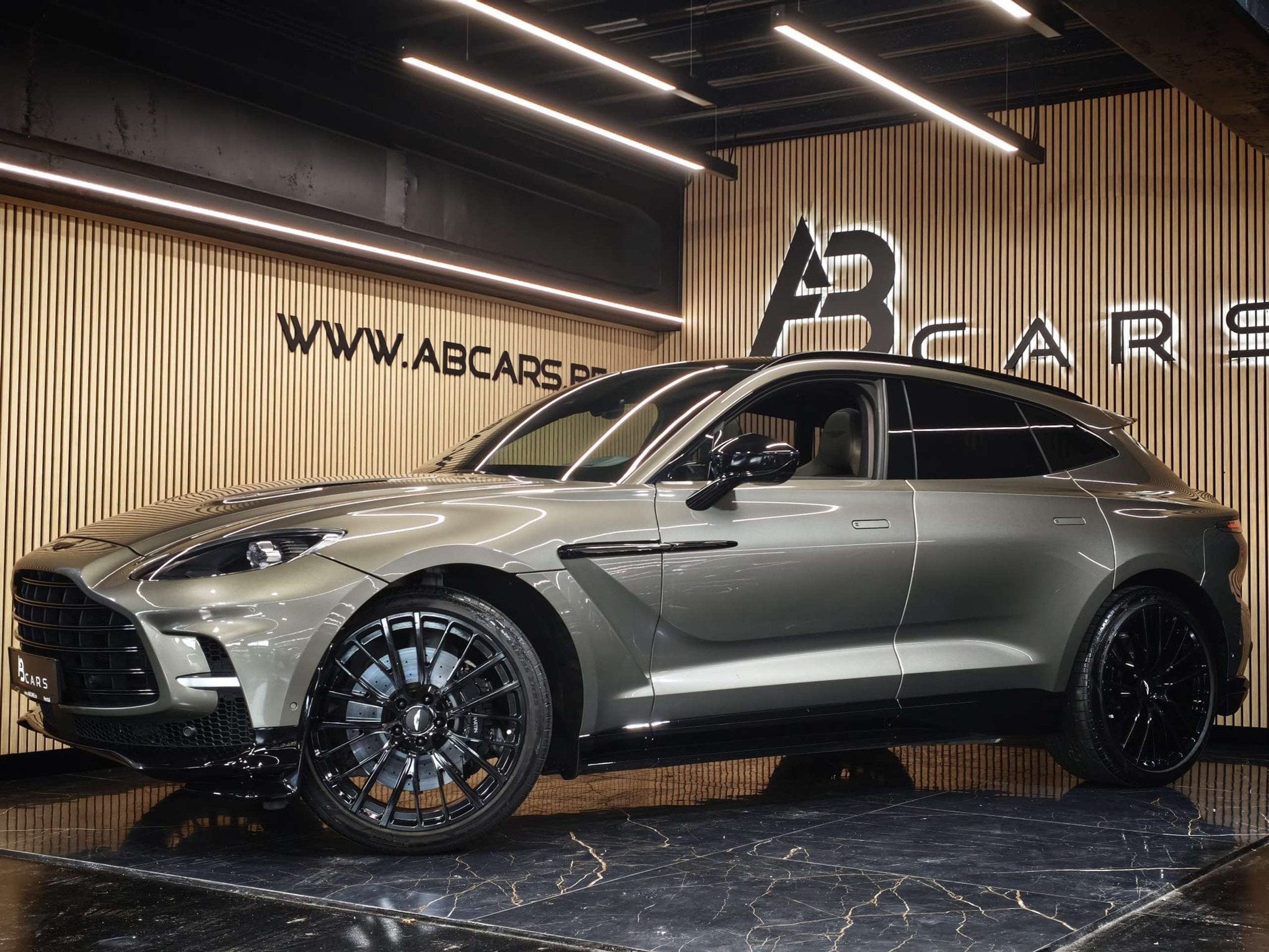 Aston Martin Dbx 4.0TURBO V8 707CV *TVA* BELGIUM CAR * GARAN, Auto's, Automaat, Gebruikt, Leder, Bedrijf
