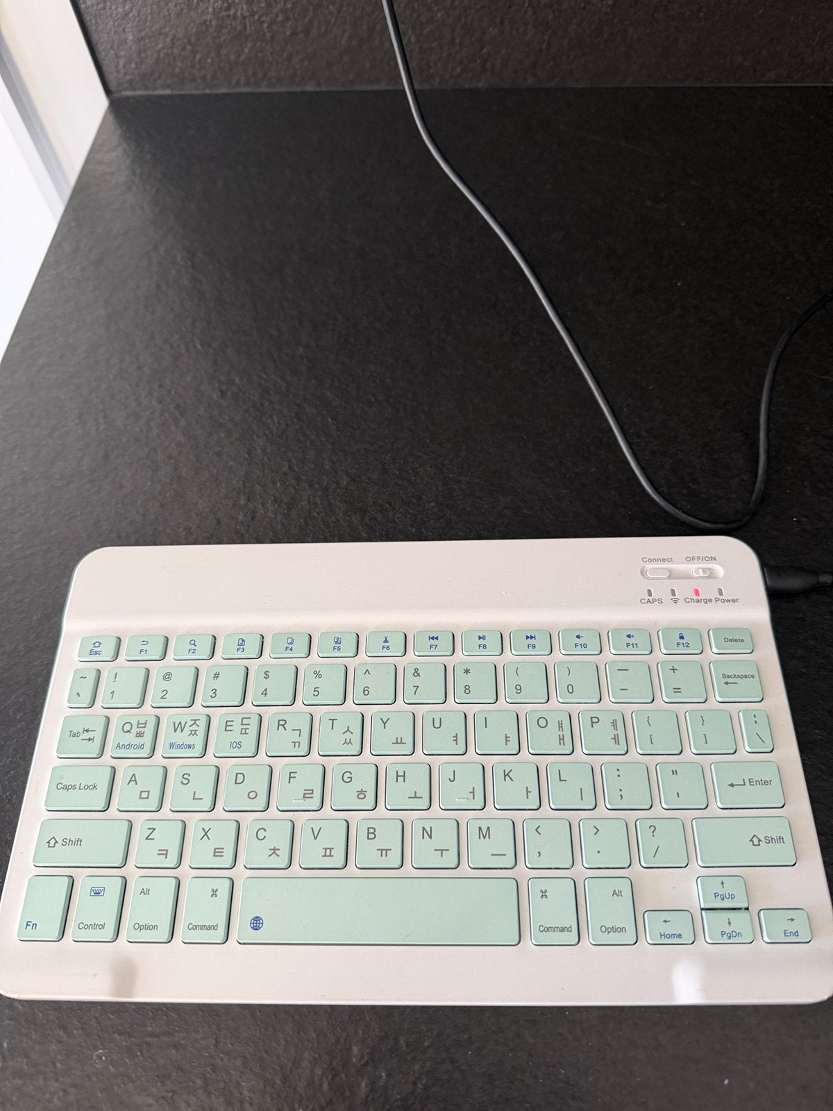 Ultra Slim Bluetooth Koreaans toetsenbord, Ophalen of Verzenden, Zo goed als nieuw, Oplaadbaar