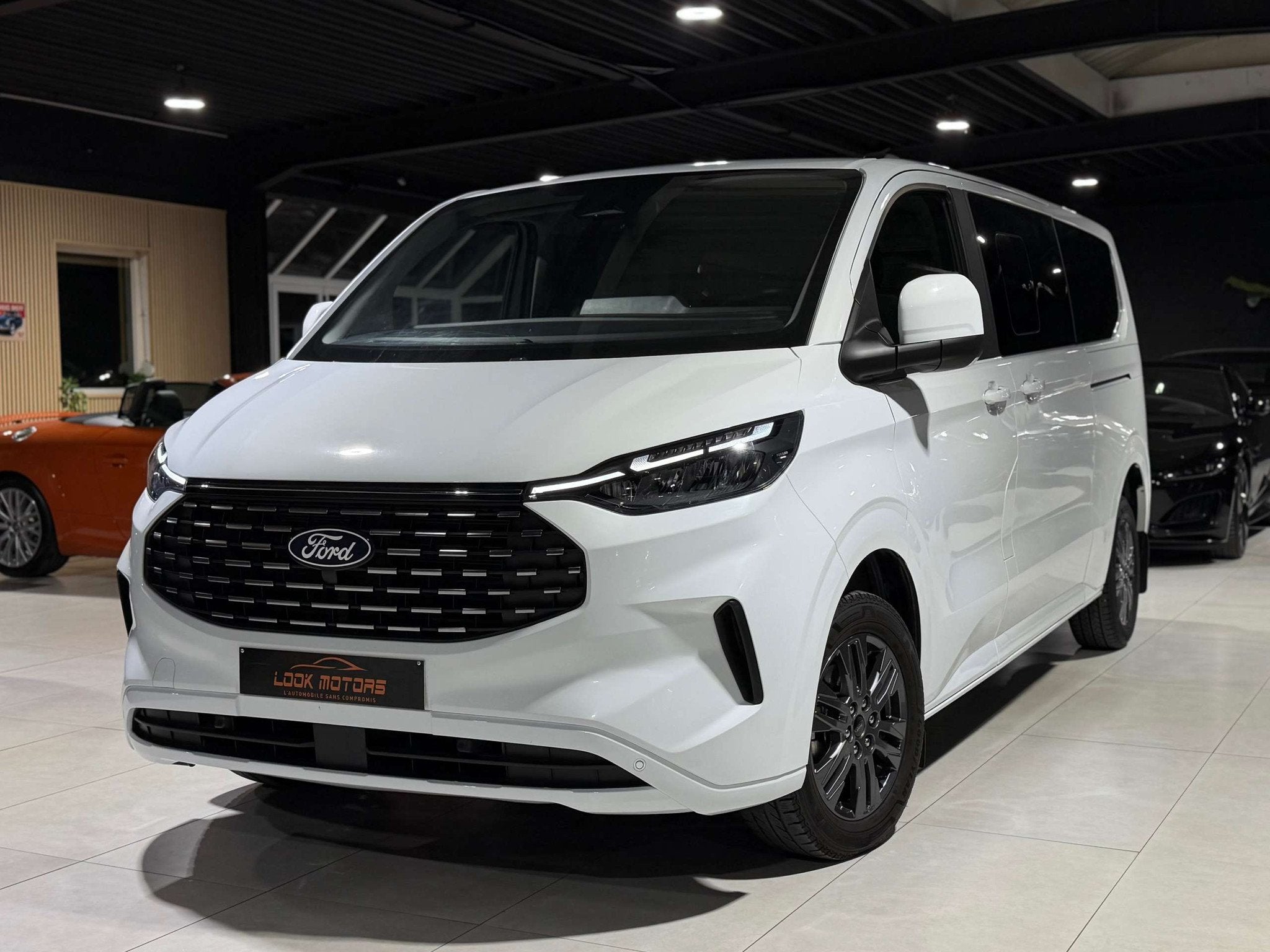Ford Tourneo Custom TITANIUM LONG CHASSIS 2.0 TdCi 136CV 8 P, Autos, Ford, 100 kW, Achat, Euro 6, Entreprise