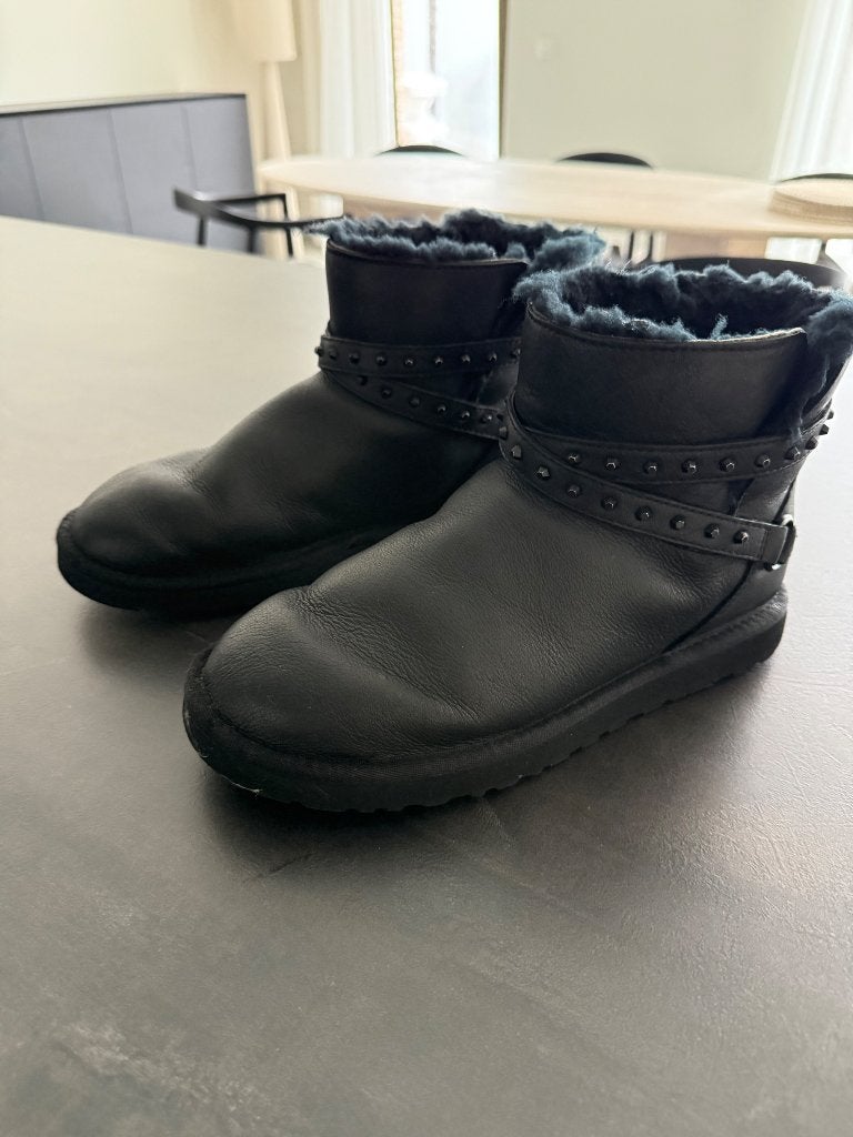UGG, Kleding | Dames, Zwart, Lage of Enkellaarzen, Ophalen of Verzenden, Gedragen