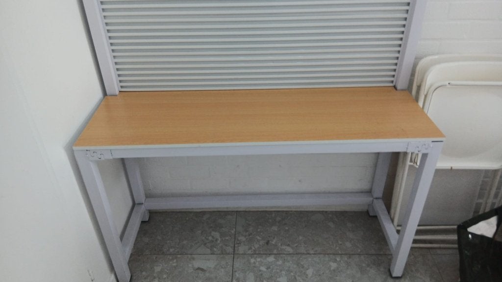 Toonbank met lamellenwand en 32 haken, Huis en Inrichting, Ophalen, Kunststof, 100 tot 150 cm, Zo goed als nieuw