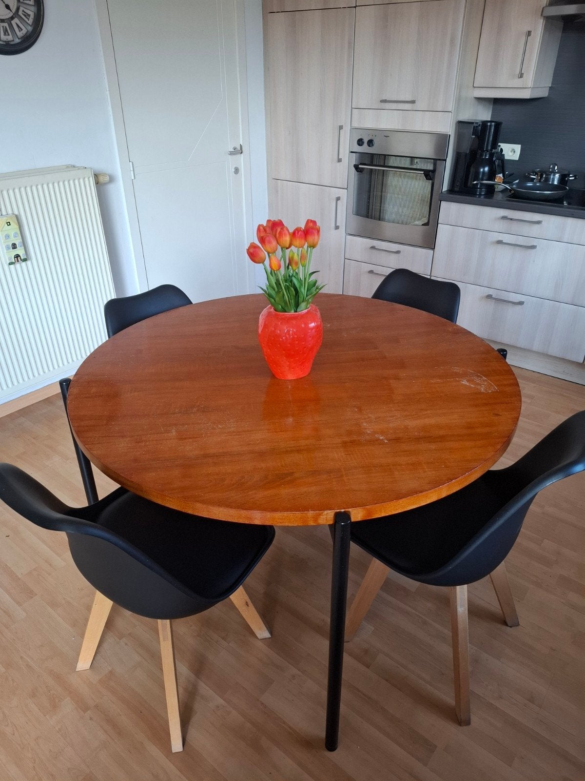 een mooie ronde tafel met 4 stoelen, Ophalen