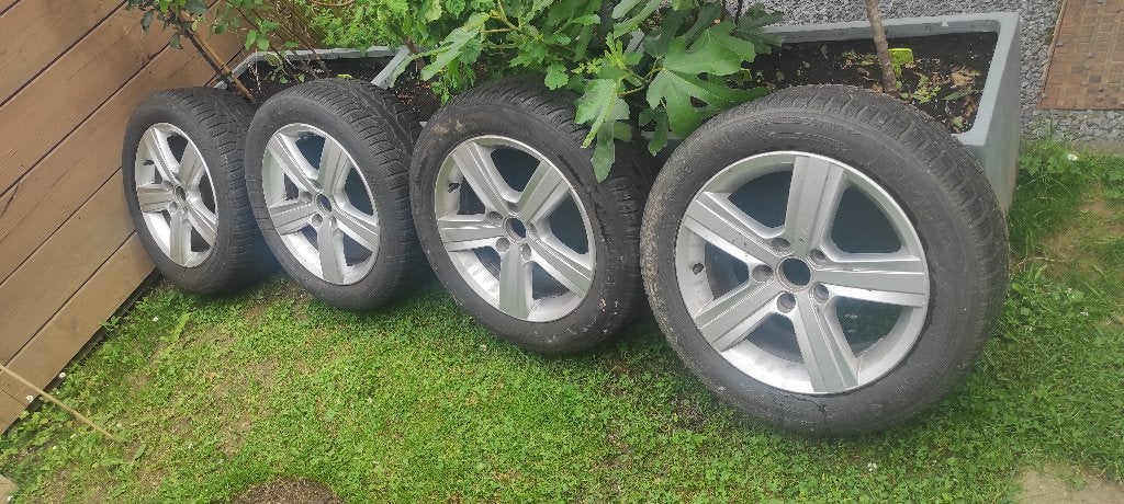 4 Jantes 16' avec pneus hiver - VW golf variant 2015, Autos : Pièces & Accessoires, Pneus hiver, 16 pouces, Véhicule de tourisme