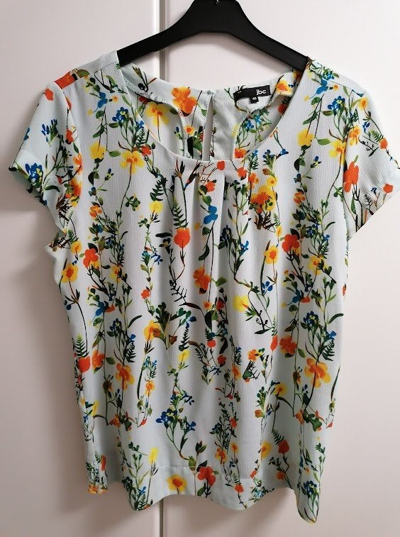 Lichtgroen gebloemd bloesje met ronde hals en korte mouw, 40, Kleding | Dames, Ophalen of Verzenden, Zo goed als nieuw