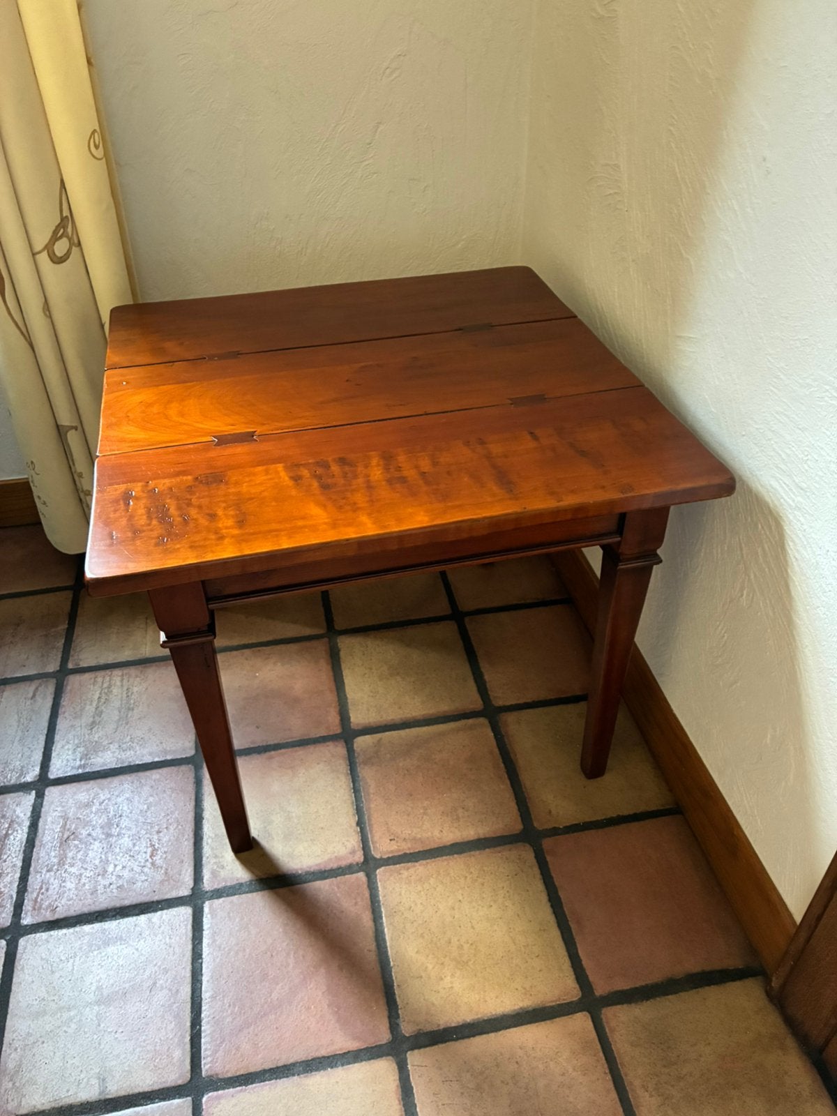 Kleine bijzettafel in kersenhout, Ophalen