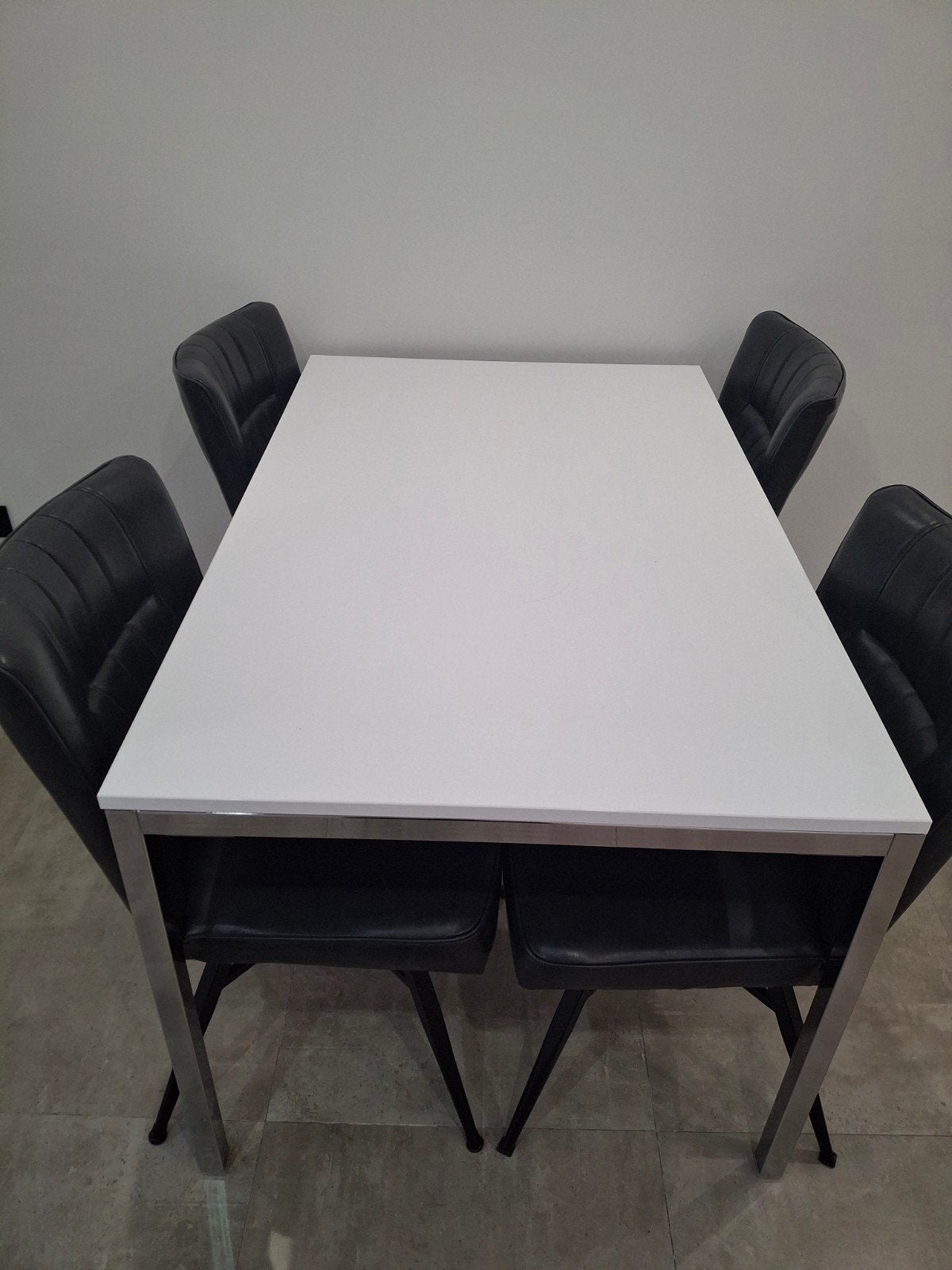 Witte eettafel met 4 lederen stoelen te koop., Enlèvement, Comme neuf