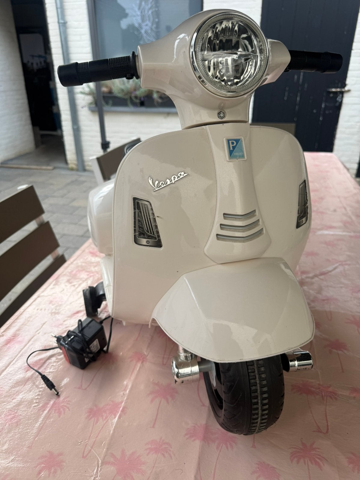 Vespa kinderen wit met licht en toeter, Zo goed als nieuw