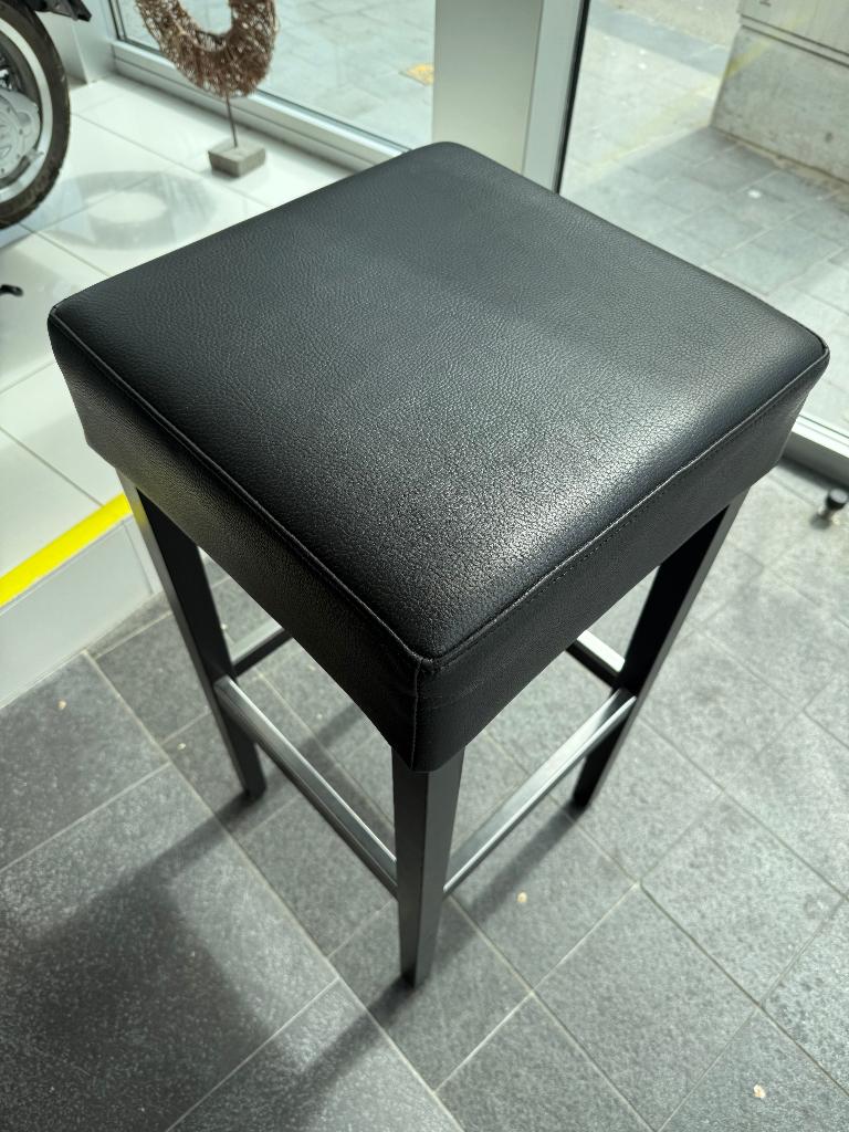 Bartafel + stoelen, Ophalen, Gebruikt, Inclusief barstoelen